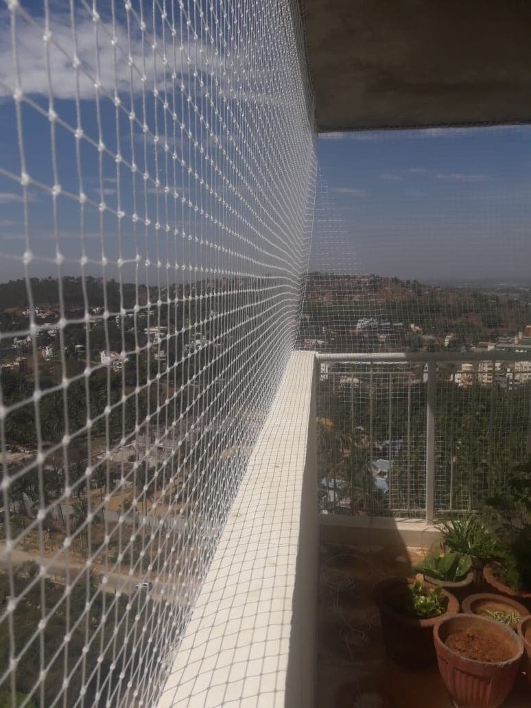 Balcony safety net installation